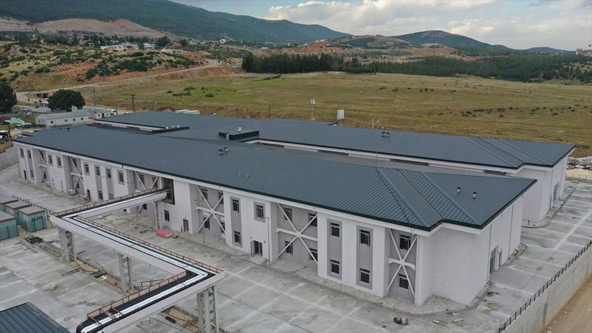 Kahramanmaraş merkezli depremlerden etkilenen Gaziantep'in Nurdağı ilçesinde yapımı devam eden