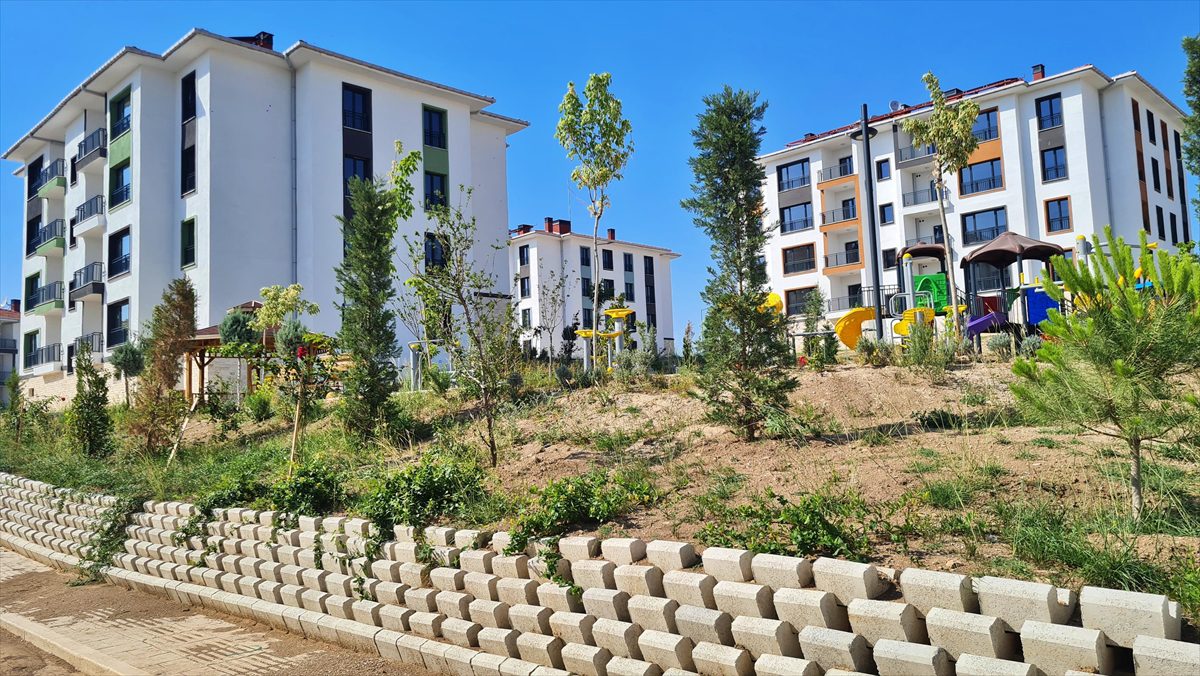 Osmaniye'nin Sumbas ilçesinde, depremden etkilenenler için yapımına başlanan 192 kalıcı