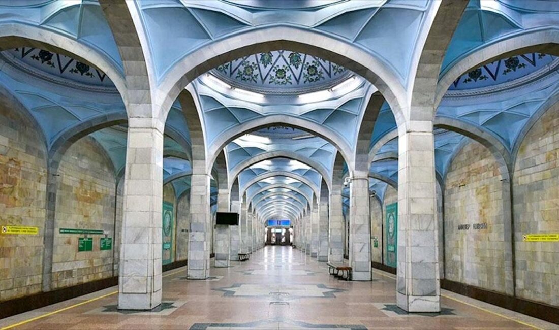 Özbekistan'daki Taşkent Metrosu'nun istasyonları, adeta yer altı sanat müzesini andıran