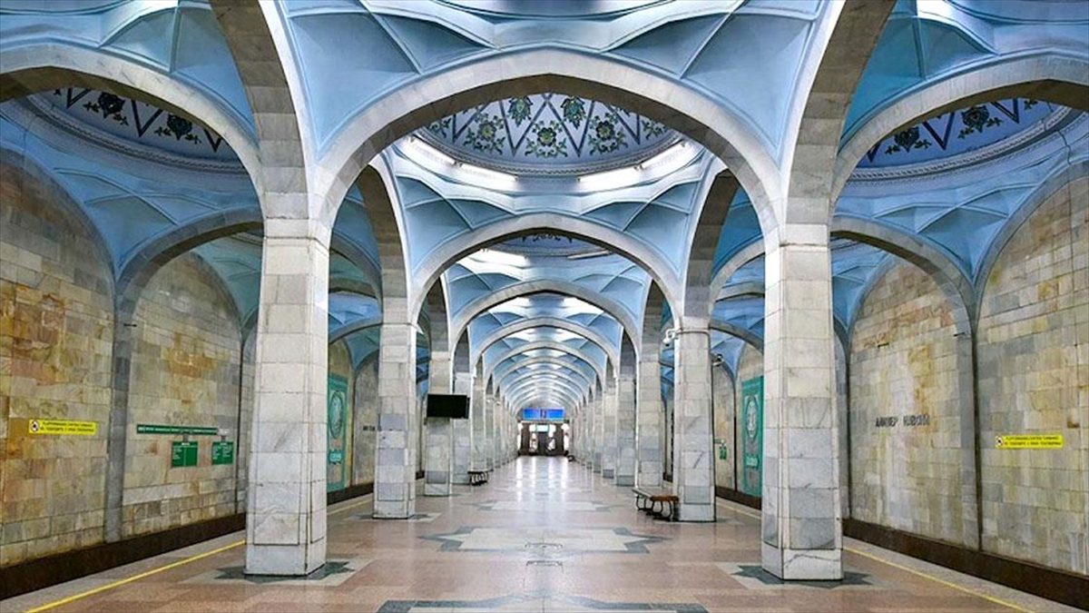 Özbekistan'daki Taşkent Metrosu'nun istasyonları, adeta yer altı sanat müzesini andıran