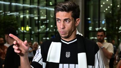 İSTANBUL (AA) – Siyah-beyazlı kul&uuml;b&uuml;n televizyonuna a&ccedil;ıklamalarda bulunan Brezilyalı oyuncu,