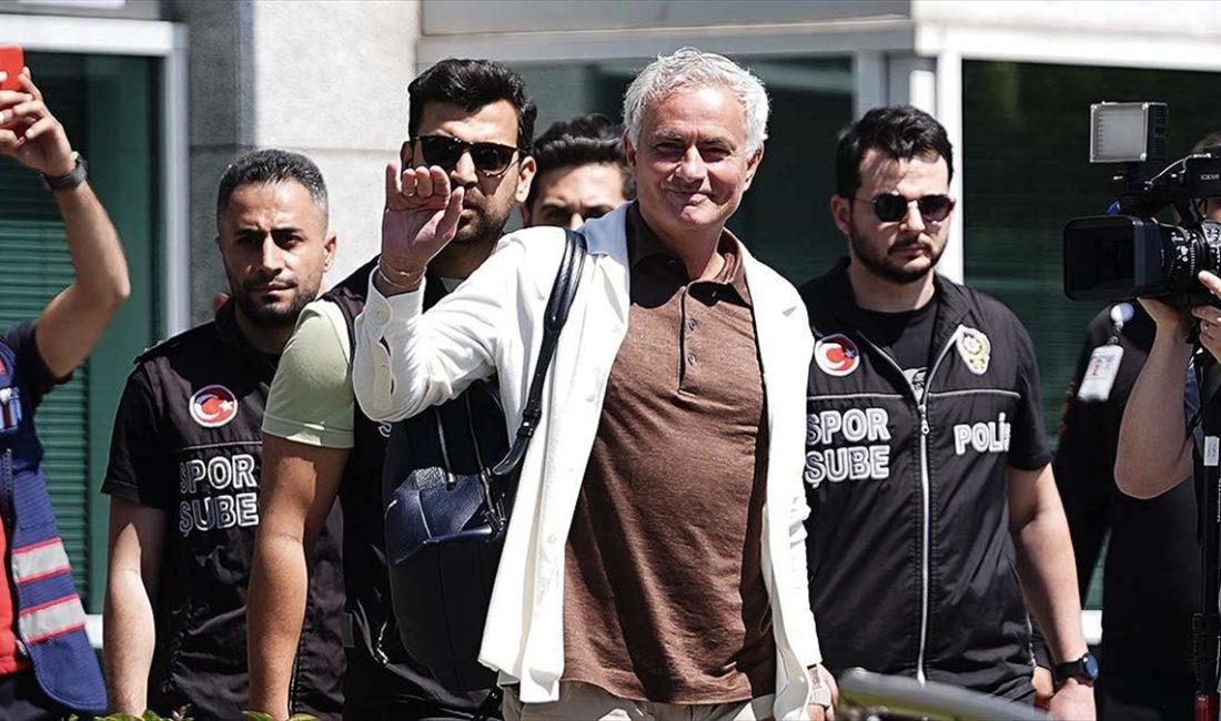 Portekizli dünyaca ünlü teknik direktör Jose Mourinho, Fenerbahçe'ye imza atmak