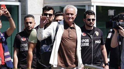 Portekizli dünyaca ünlü teknik direktör Jose Mourinho, Fenerbahçe'ye imza atmak