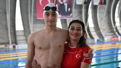 Rehabilitasyon için yüzme kursuna başlayan otizmli Baha Mandalı, beden eğitimi