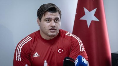 Milli güreşçi Rıza Kayaalp, olimpiyatlarda 4. kez madalya kazanarak, bunu