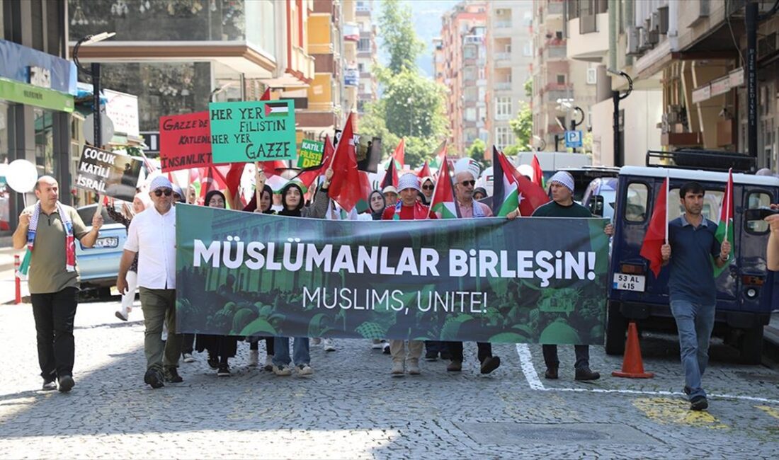 Rize'de lise öğrencileri ve öğretmenleri, İsrail'in Gazze'ye yönelik saldırılarını protesto
