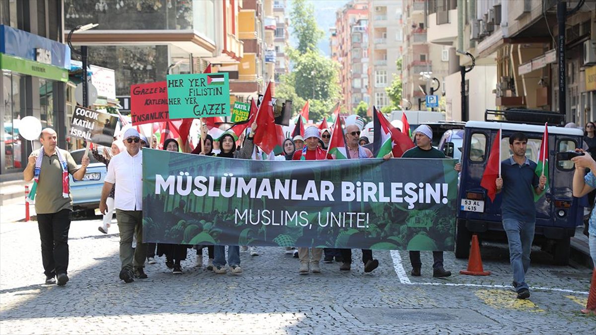 Rize'de lise öğrencileri ve öğretmenleri, İsrail'in Gazze'ye yönelik saldırılarını protesto