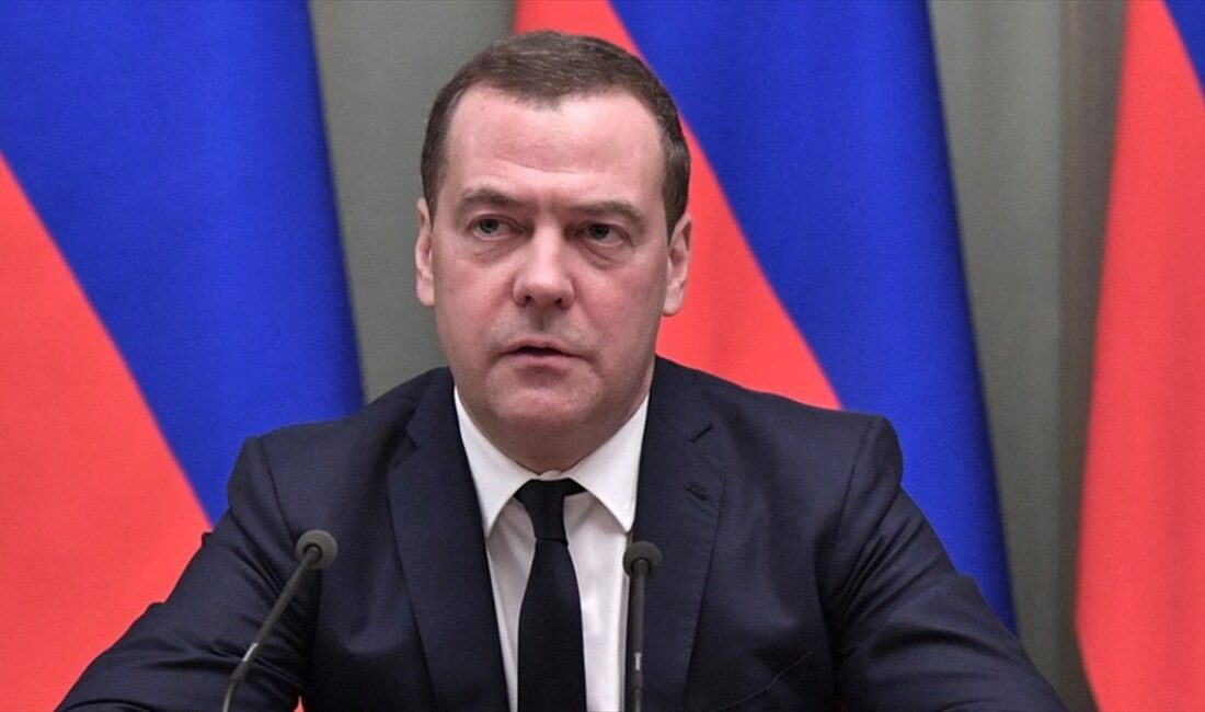 Rusya Güvenlik Konseyi Başkan Yardımcısı Dmitriy Medvedev, Batı'ya karşı koyan