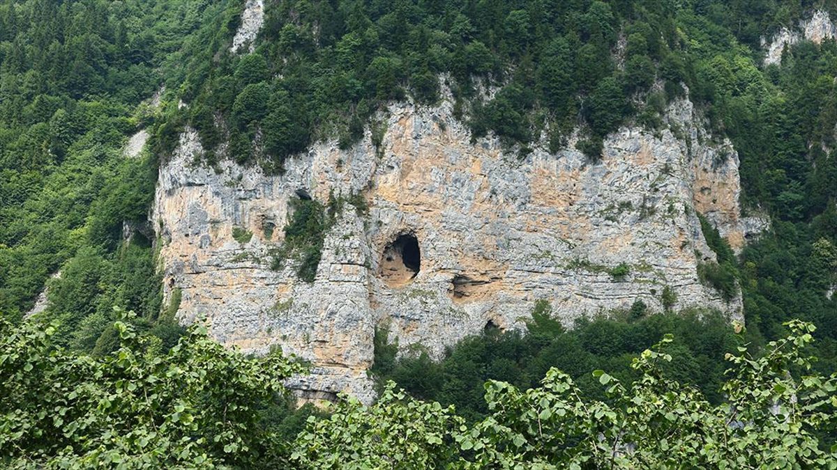 Giresun'un Keşap ilçesindeki Şahinkaya Tepesi, yamacındaki kayalık alanın Türkiye haritasına