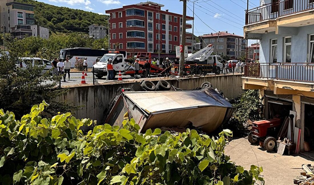 Samsun'da, kamyonla yolcu minibüsünün çarpışması sonucu 1'i ağır 11 kişi