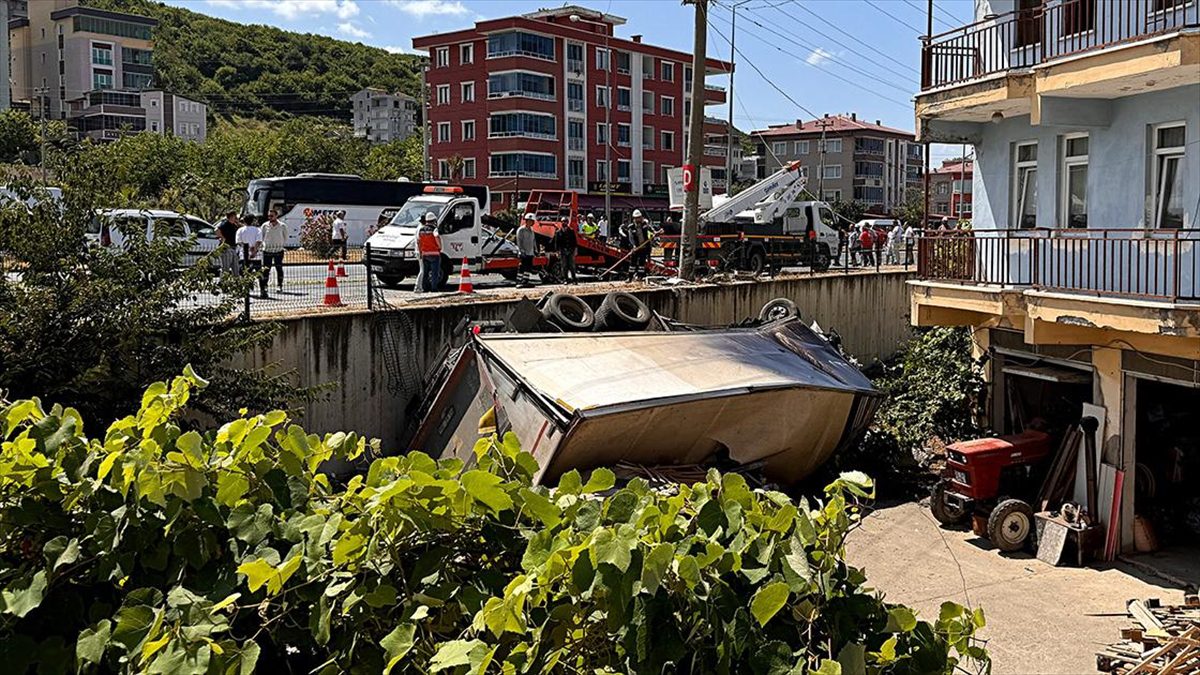 Samsun'da, kamyonla yolcu minibüsünün çarpışması sonucu 1'i ağır 11 kişi
