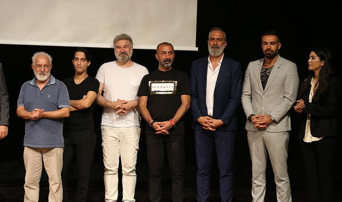 Mardin'de düzenlenen "2. Uluslararası Film Festivali"ne katılan sanatçılar Ali Sürmeli,