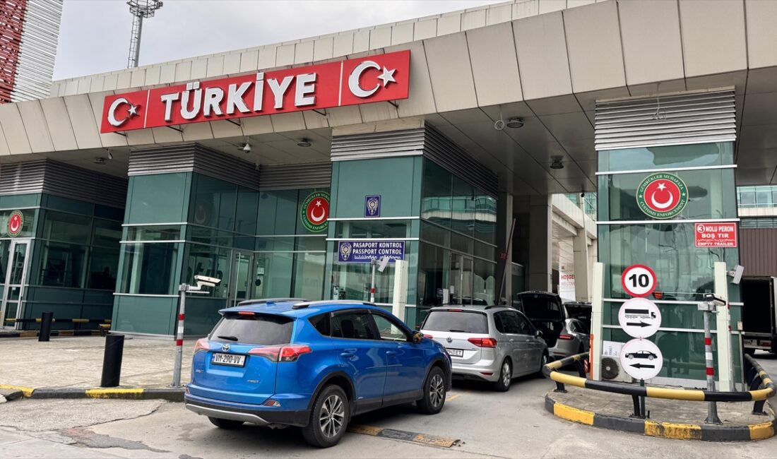 Türkiye'nin Gürcistan sınırındaki Sarp Sınır Kapısı'ndan, 9 günlük Kurban Bayramı
