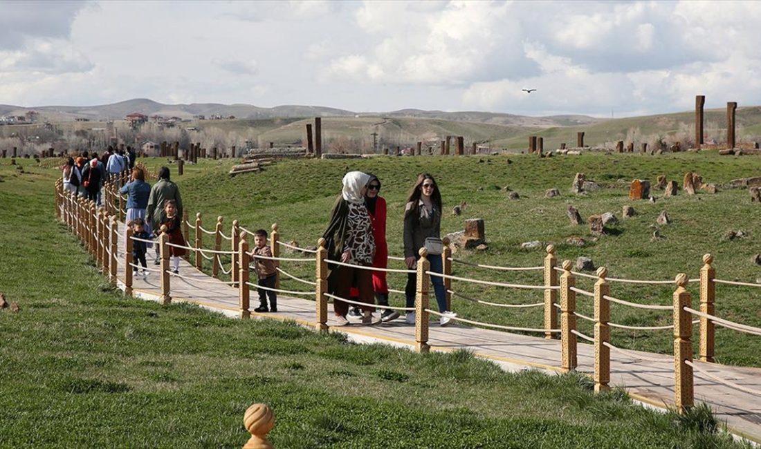 Bitlis'in Ahlat ilçesindeki Selçuklu Meydan Mezarlığı, bu yılın ilk 5