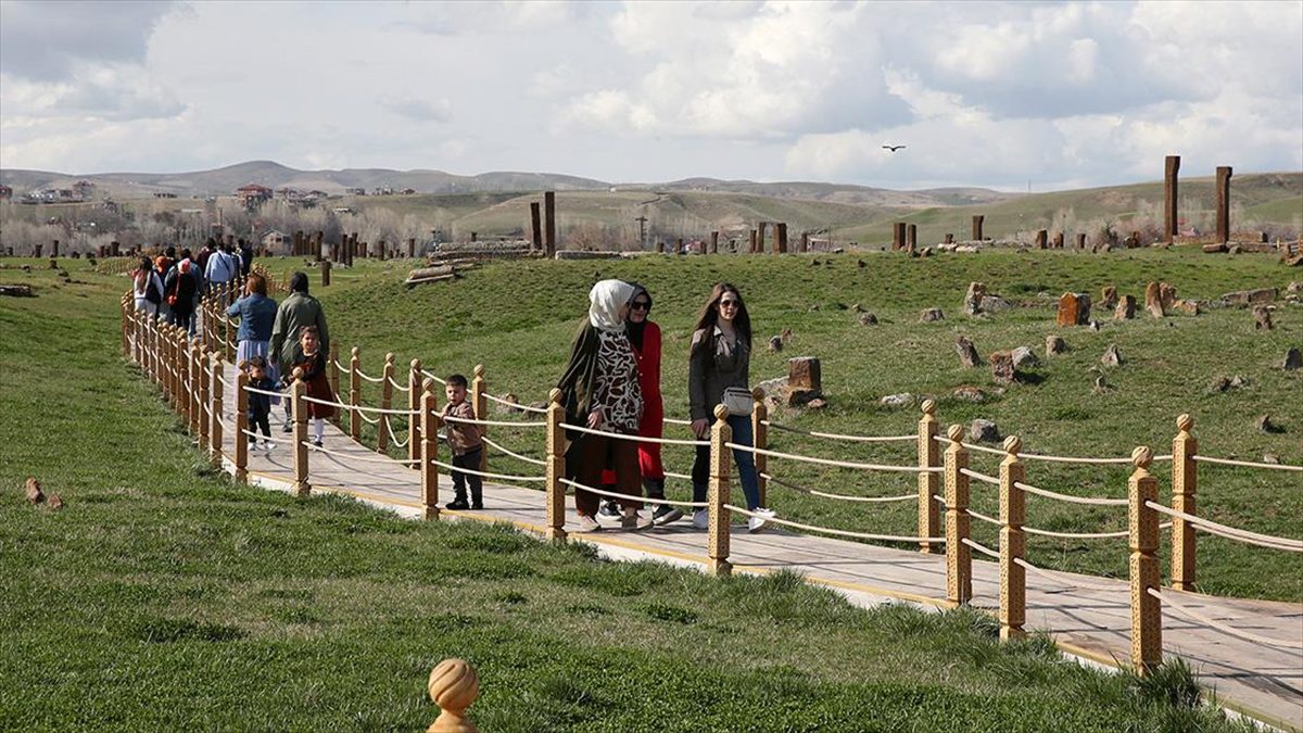 Bitlis'in Ahlat ilçesindeki Selçuklu Meydan Mezarlığı, bu yılın ilk 5
