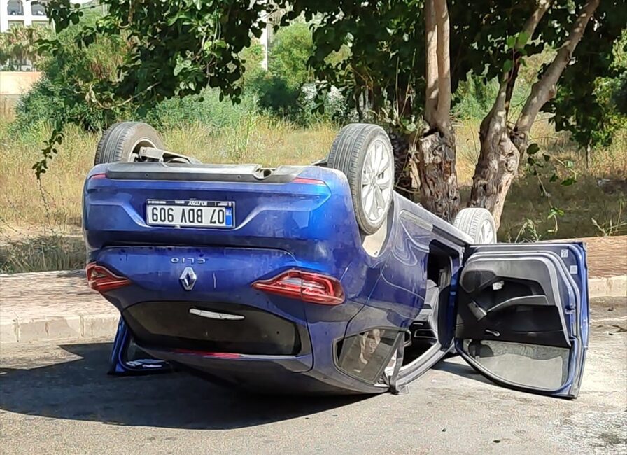 ANTALYA (AA) – Antalya'nın Serik ilçesinde önce elektrik direğine ardından
