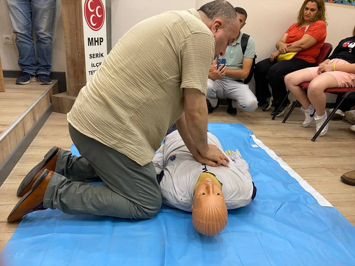 ANTALYA (AA) – MHP Serik Başkanlığı tarafından düzenlenen ilk yardım