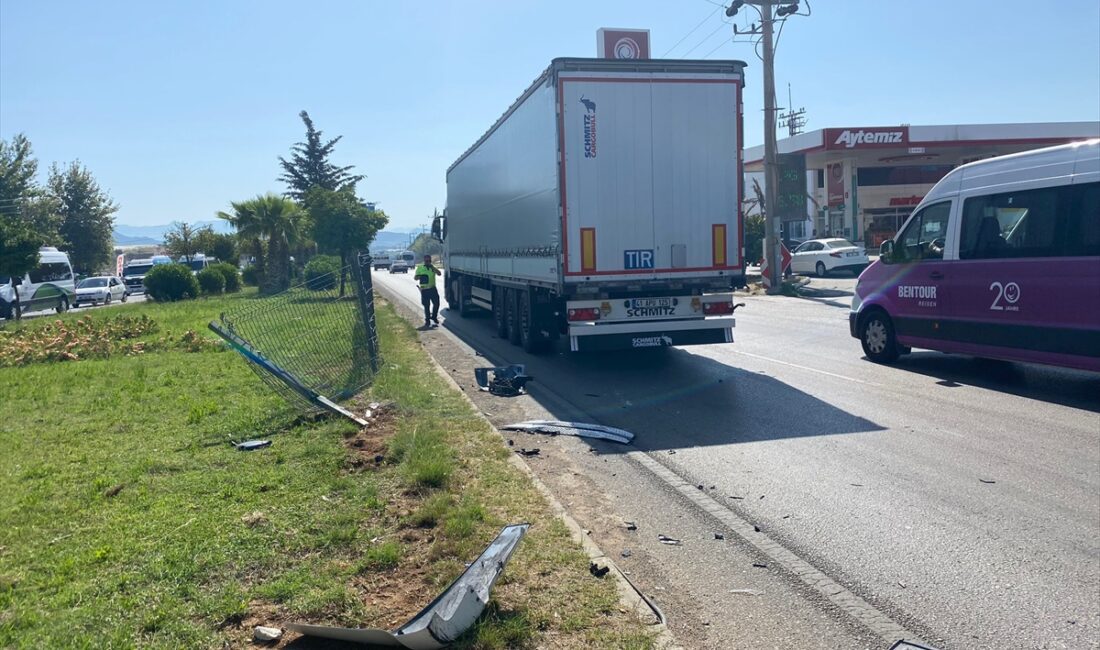 ANTALYA (AA) – Antalya'nın Serik ilçesinde tır ile otomobilin çarpışması
