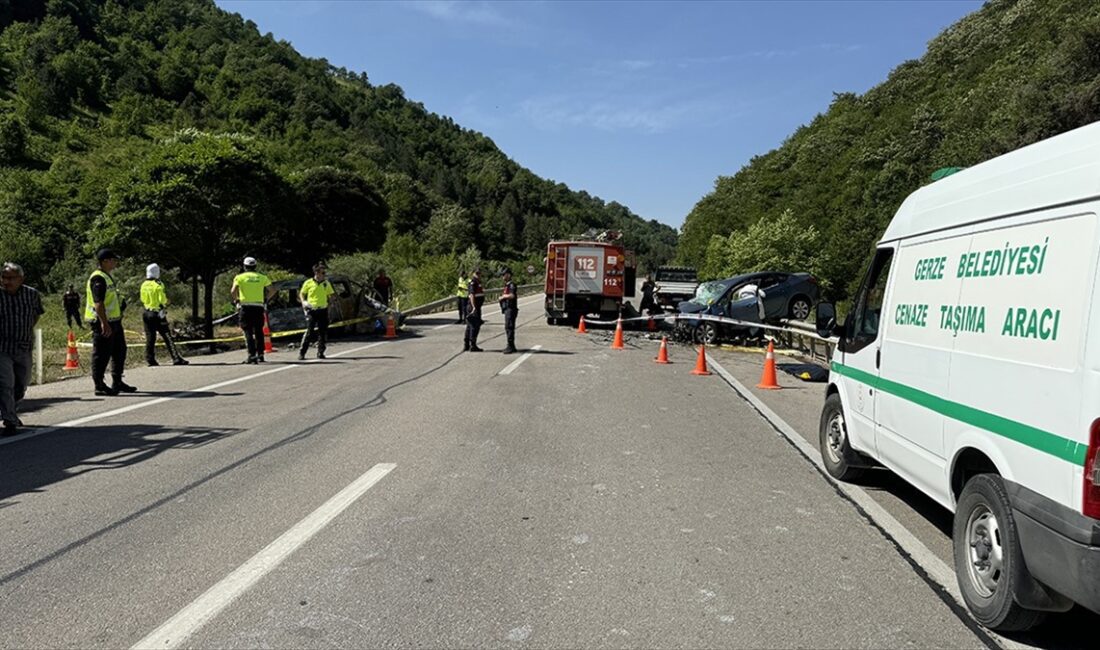 Sinop'ta, otomobille sağlık personelinin olduğu hafif ticari aracın çarpışması sonucu
