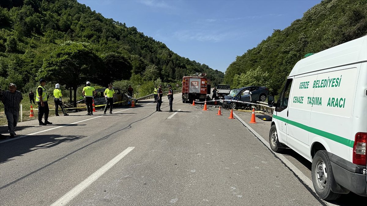 Sinop'ta, otomobille sağlık personelinin olduğu hafif ticari aracın çarpışması sonucu