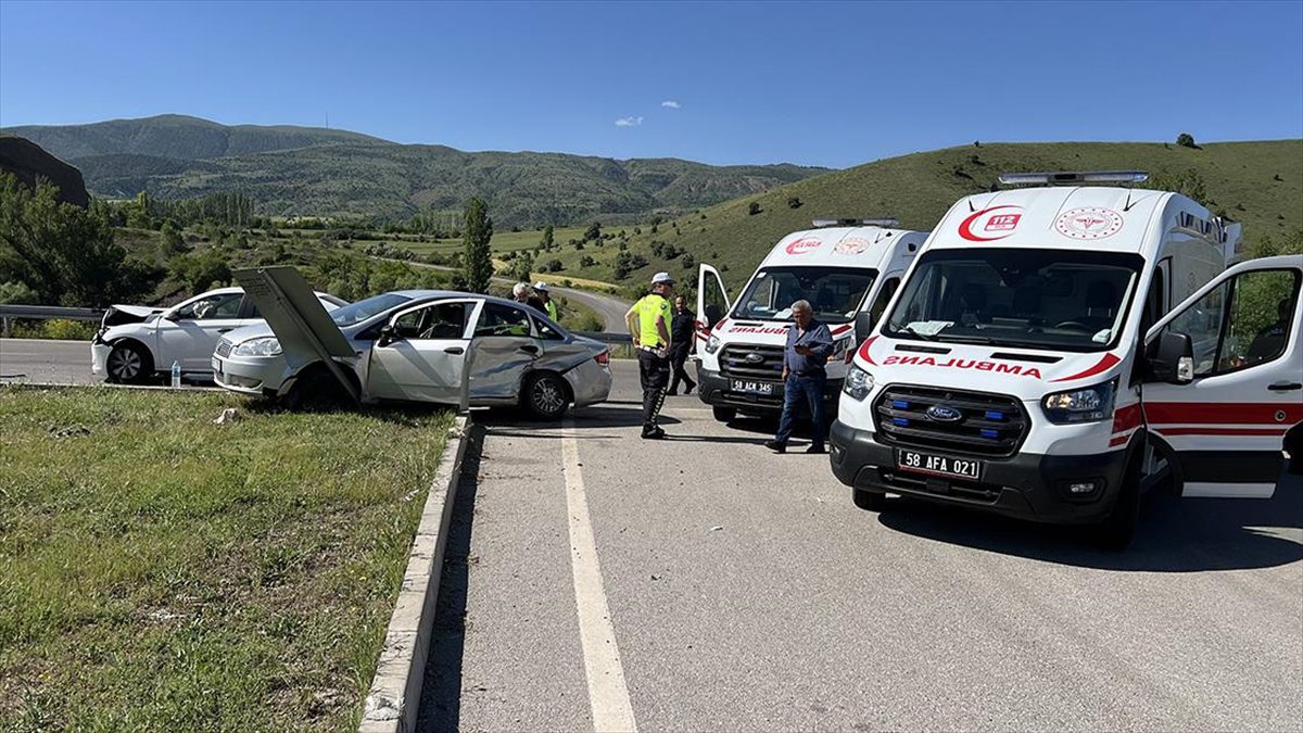 Sivas'ın Akıncılar ilçesinde iki otomobilin çarpışması sonucu yaralanan 2'si çocuk