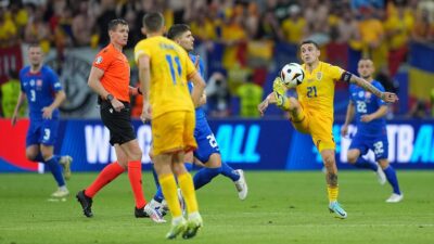 BERLIN (AA) – 24. dakikada Slovakya &ouml;ne ge&ccedil;ti. Sağ kanatta