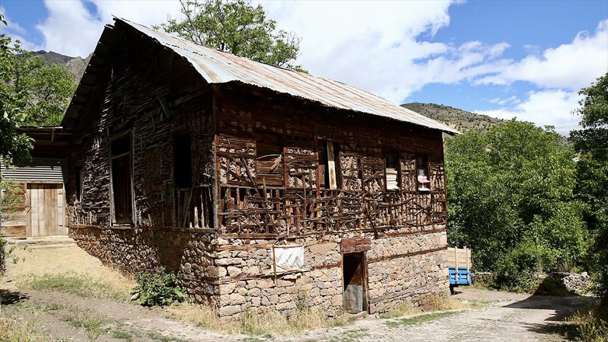 Giresun'un Şebinkarahisar ilçesine bağlı Tamzara Mahallesi, tescilli ev ve çeşmeleriyle