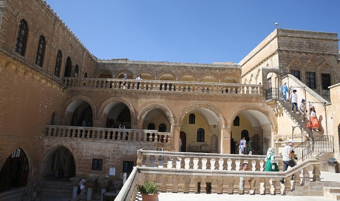 Birçok medeniyete ve tarihi çağlara ait 1694 eserin sergilendiği Mardin