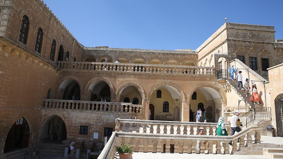 Birçok medeniyete ve tarihi çağlara ait 1694 eserin sergilendiği Mardin