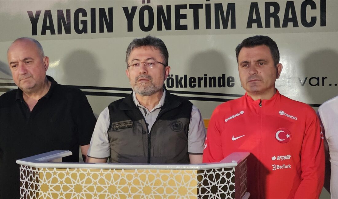 Tarım ve Orman Bakanı Yumaklı, "Gece görüş helikopteriyle mücadeleye devam