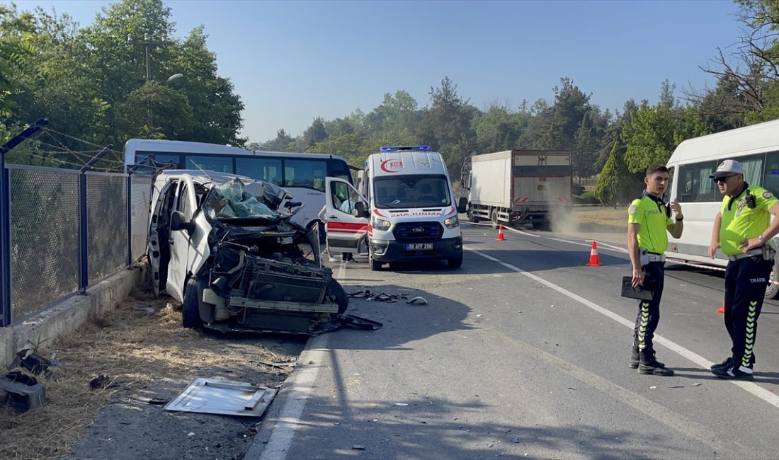Tekirdağ'ın Çorlu ilçesinde işçi servisi ile kapalı kasa panelvanın çarpıştığı