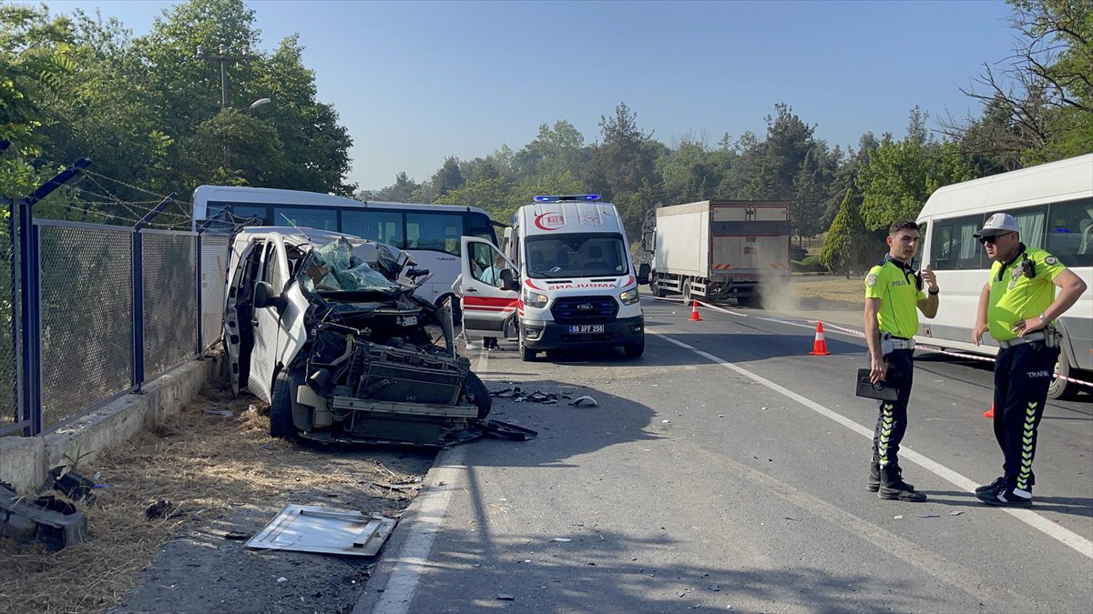 Tekirdağ'ın Çorlu ilçesinde işçi servisi ile kapalı kasa panelvanın çarpıştığı