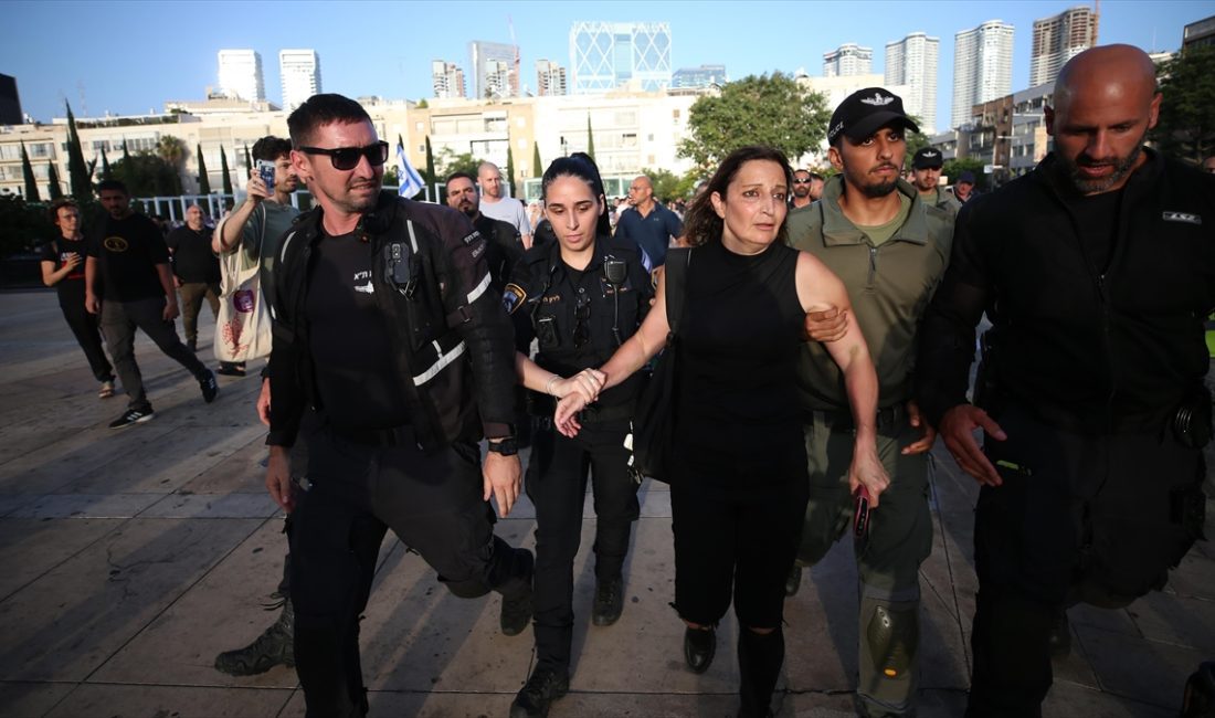 TEL AVIV (AA) – Tel Aviv’deki Habima meydanında toplanan yüzlerce