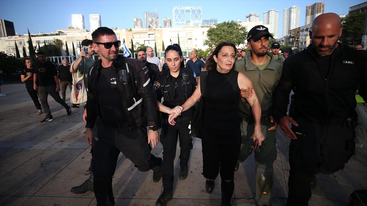 TEL AVIV (AA) – Tel Aviv’deki Habima meydanında toplanan yüzlerce