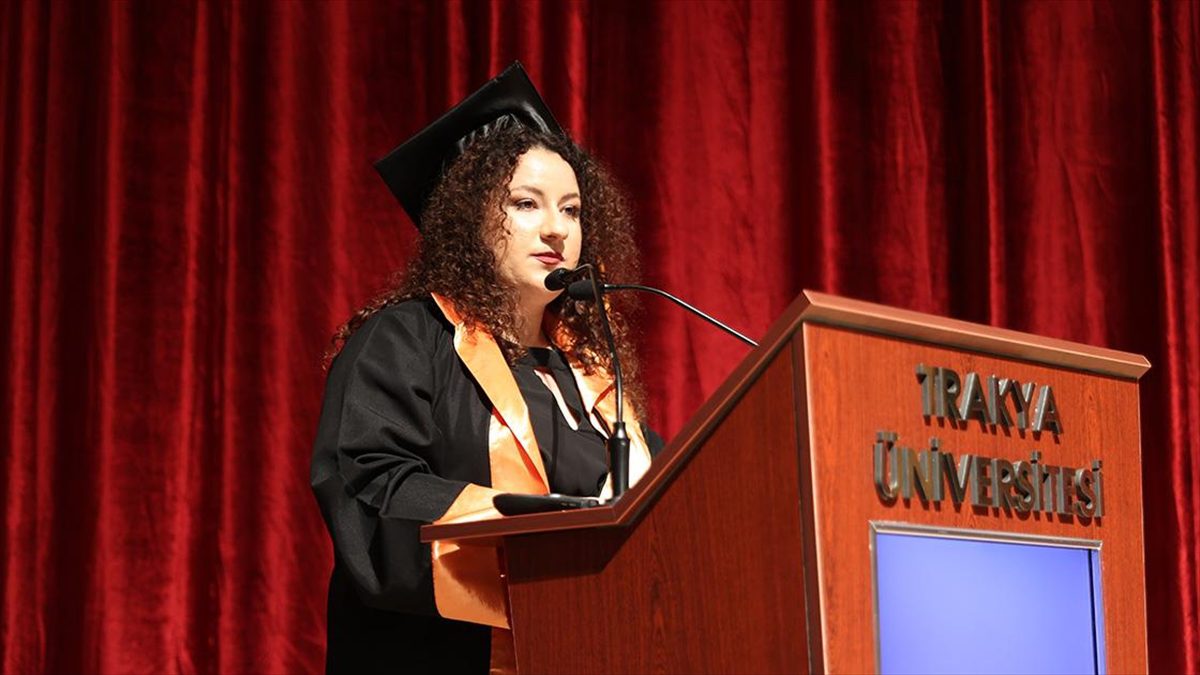 Trakya Üniversitesi Fen Fakültesini birincilikle tamamlayan Kosovalı öğrenci Gizem Şari,