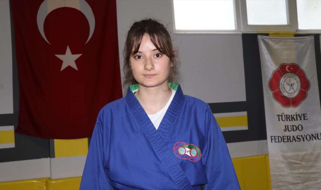 &Ccedil;ANKIRI (AA) – &Ccedil;ankırı’da yaşayan 18 yaşındaki Azra &Ouml;zkan, 11