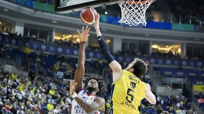 Anadolu Efes-Fenerbahçe Beko serisinde 3 galibiyet alan ekip, 2023-2024 sezonunun