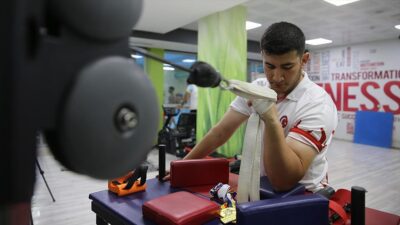 Ağabeyinin yönlendirmesiyle başladığı engelli bilek güreşinde 3 Avrupa şampiyonluğu ve