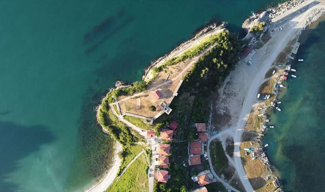 Kastamonu'nun Çatalzeytin ilçesinde hakim olduğu tepede hem Ginolu Koyu hem