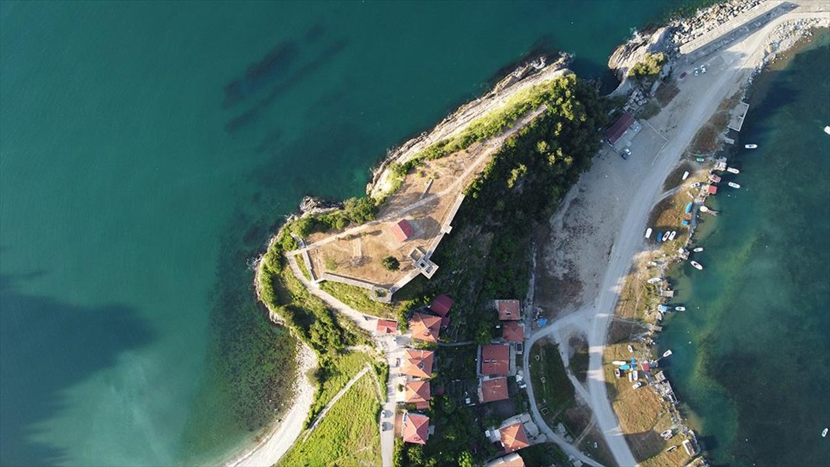 Kastamonu'nun Çatalzeytin ilçesinde hakim olduğu tepede hem Ginolu Koyu hem