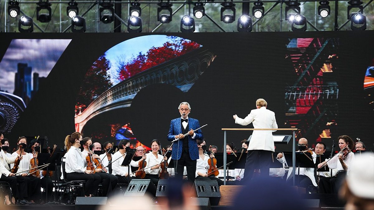 Ünlü İtalyan tenor, söz yazarı ve besteci Andrea Bocelli, 8