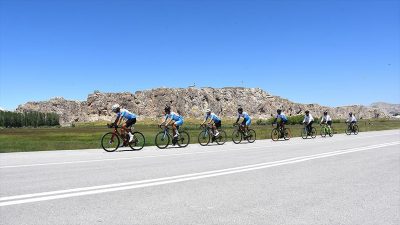 Van'da geçen yıl kurulan kentin ilk bisiklet takımı "Van Gölü