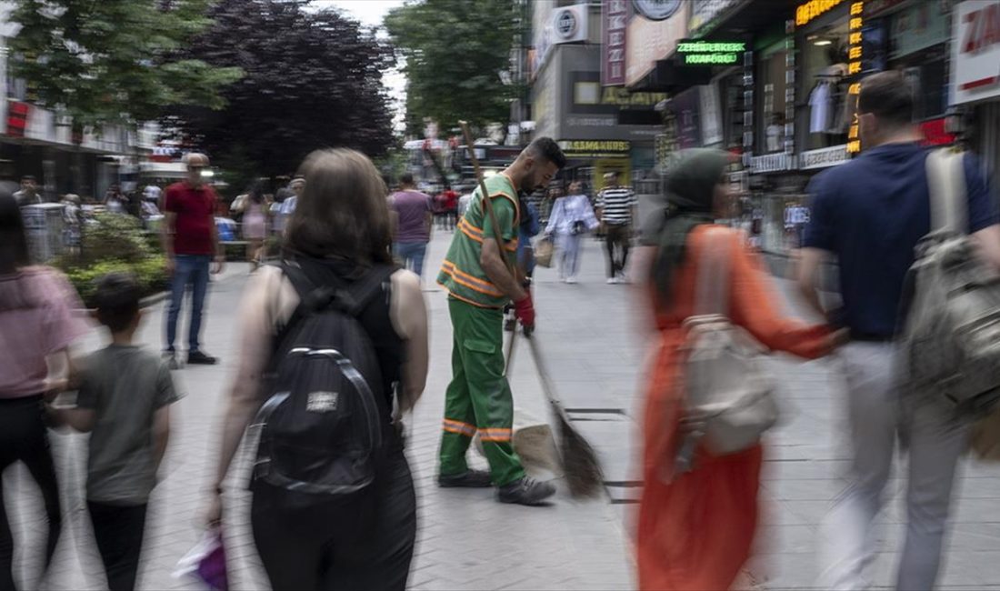 Cadde ve sokaklara atılan izmaritler görünür kirliliğin yanı sıra su