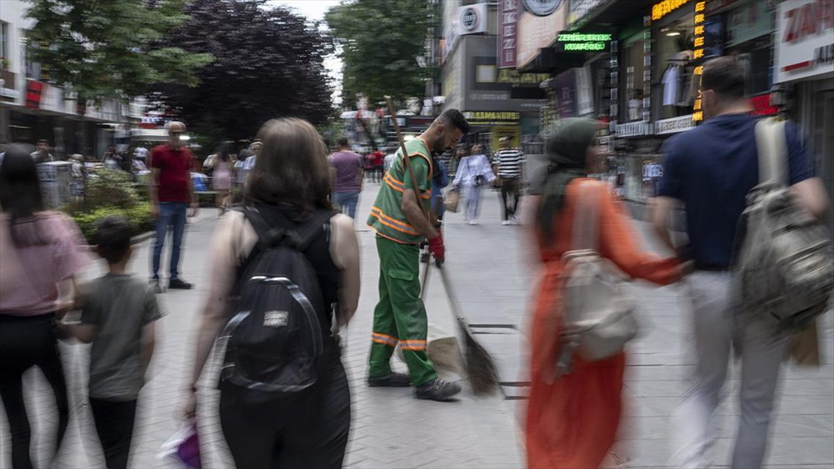 Cadde ve sokaklara atılan izmaritler görünür kirliliğin yanı sıra su