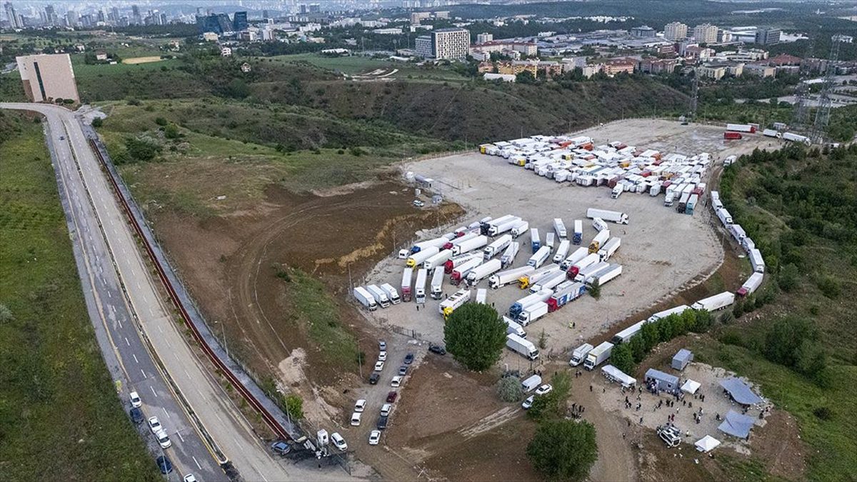Yükseköğretim Kurumları Sınavı'na (YKS) ait soru kitapçıkları ve sınav evrakını