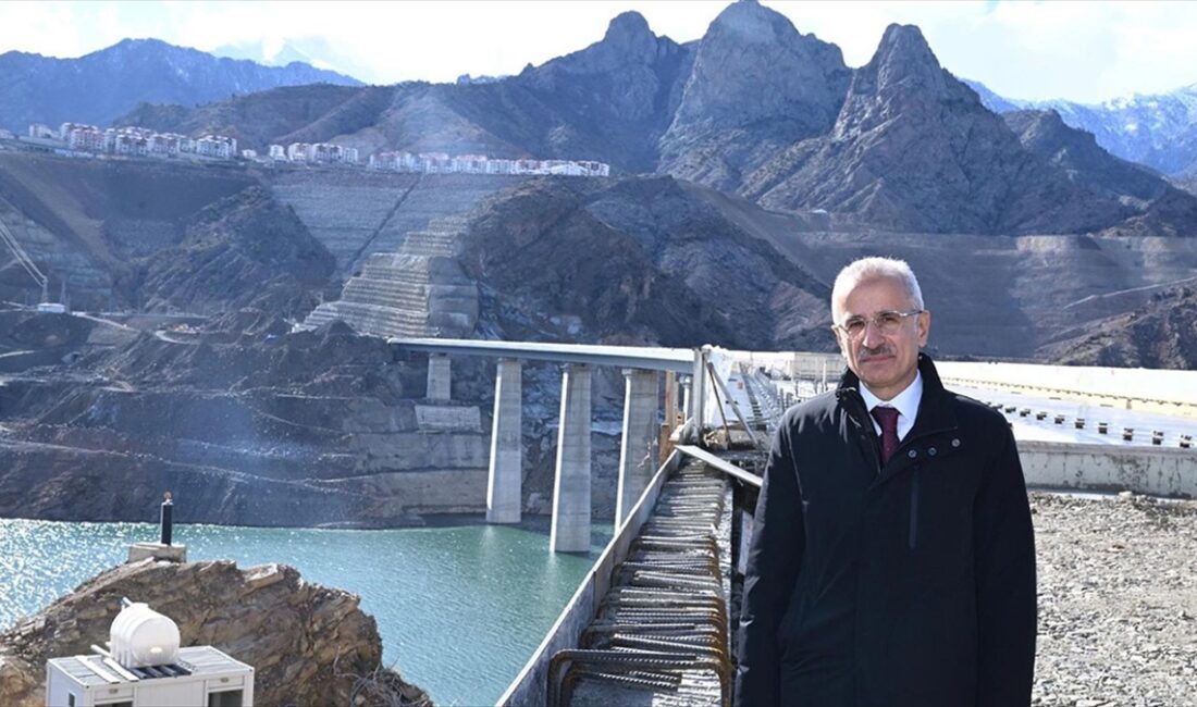 Ulaştırma ve Altyapı Bakanı Uraloğlu, Yusufeli Baraj köprülerinin son halkası