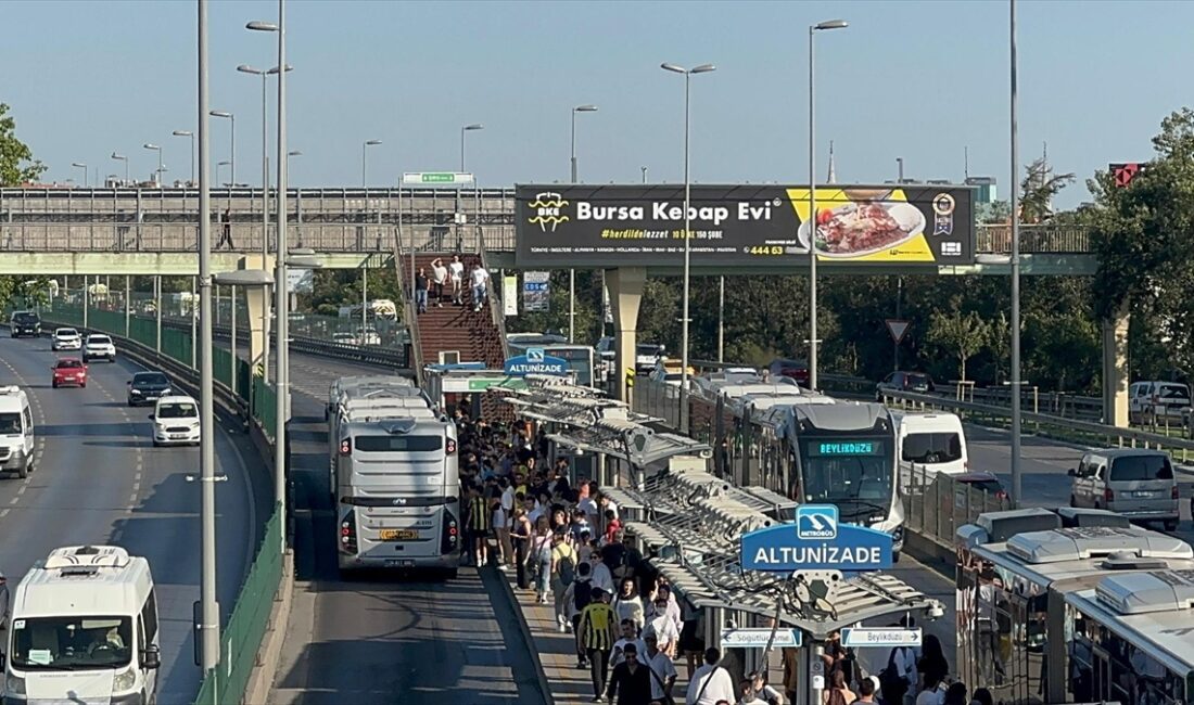 15 Temmuz Şehitler Köprüsü durağı yakınında arızalanan metrobüs, yoğunluğa neden