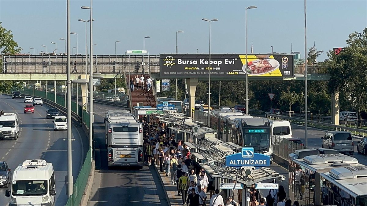 15 Temmuz Şehitler Köprüsü durağı yakınında arızalanan metrobüs, yoğunluğa neden