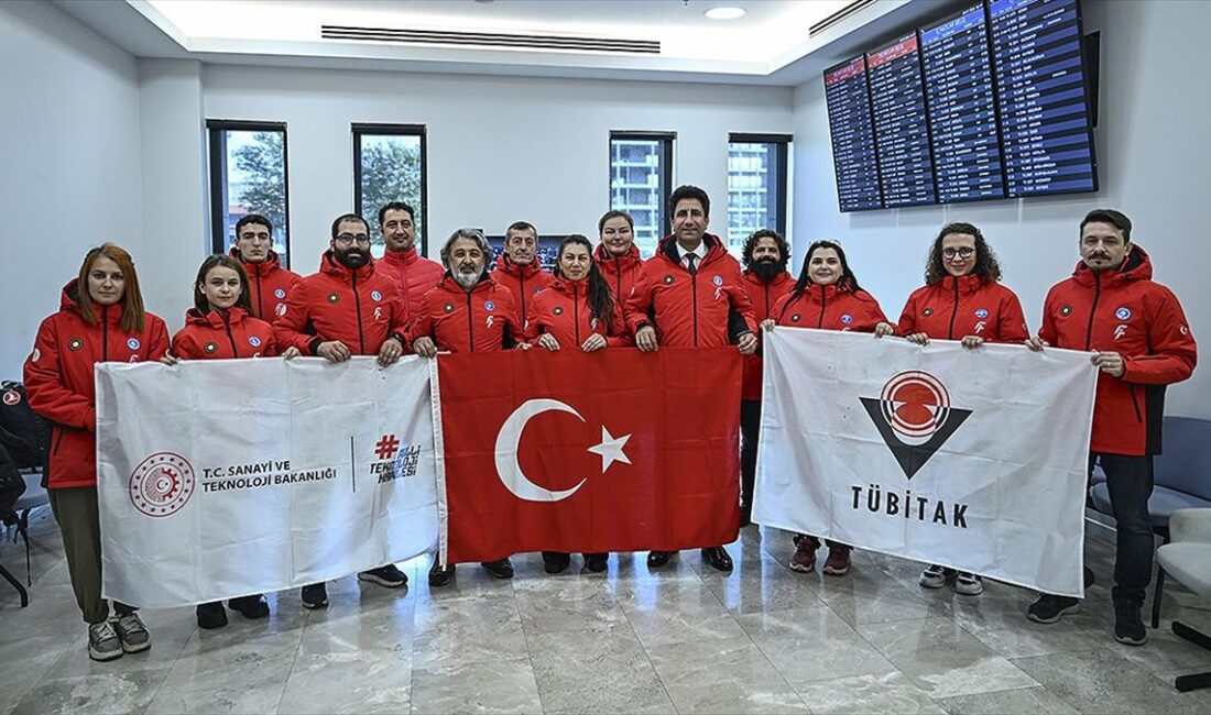 Dördüncü Ulusal Arktik Bilimsel Araştırma Seferi'ni gerçekleştiren, aralarında yabancı bilim
