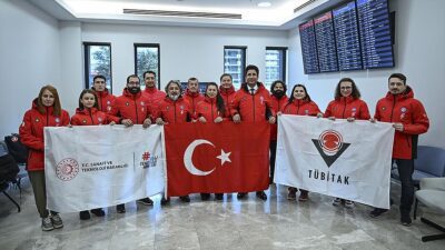 Dördüncü Ulusal Arktik Bilimsel Araştırma Seferi'ni gerçekleştiren, aralarında yabancı bilim